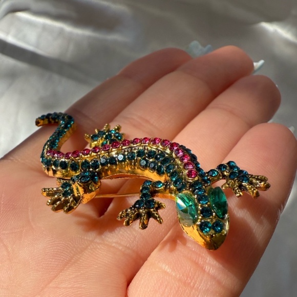 Rainbow Crystal Gecko Brooch – Colorful Rhinestone Lizard Pin Jewelry - Picture 2 of 5